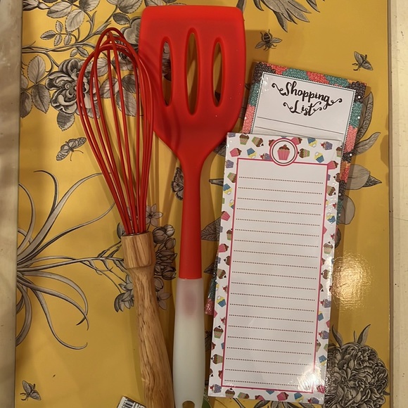 A Whisk A Spatula & 2 60 Page Memo /Shopping Pads w Magnet on Back Valentine Red - Picture 5 of 6